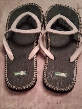 Sanuk Black Flip Flop Sandals with Cream Straps